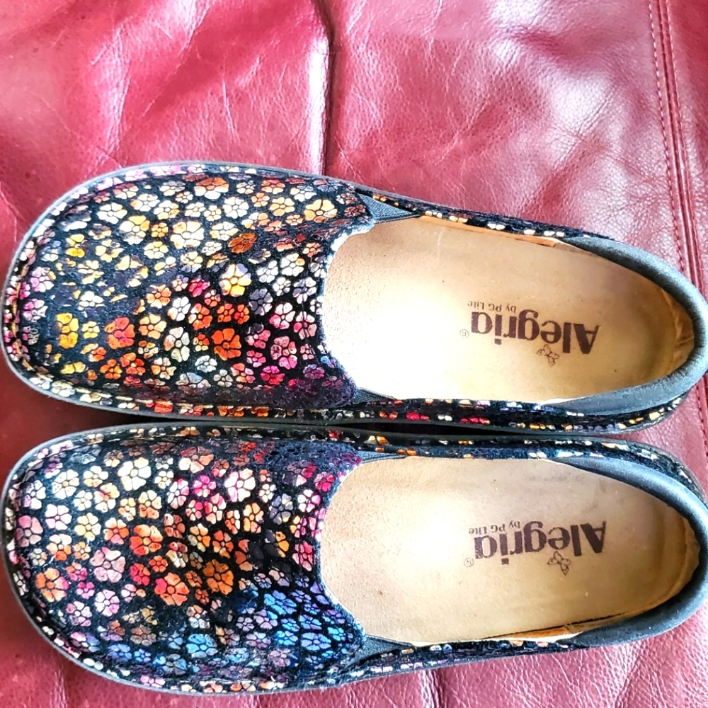 Alegria Women's slip on clogs barely worn Size  38 Deb-482  Metalic Floral